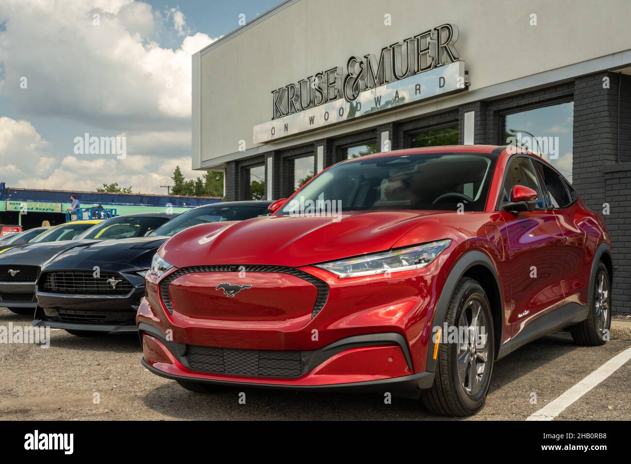 ROYAL OAK, MI/USA - 20 AGOSTO 2021: Una Ford Mach-e GT e due Ford Mustang sulla rotta Woodward Dream Cruise. Foto Stock