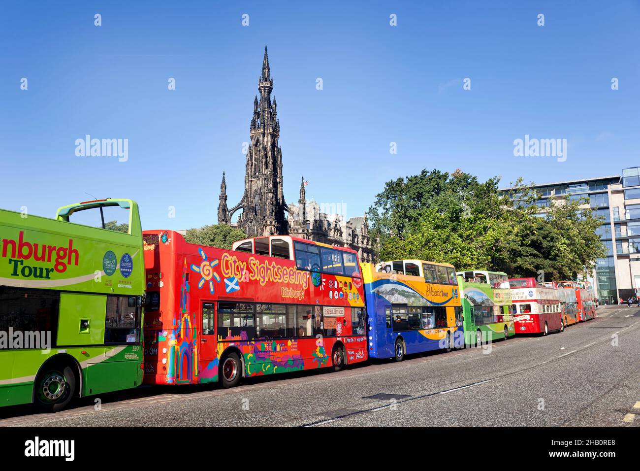 Edimburgo, Scozia-22 settembre 2013: Diversi autobus turistici parcheggiati in una strada di Edimburgo in attesa che i turisti realizzino percorsi nei siti Foto Stock