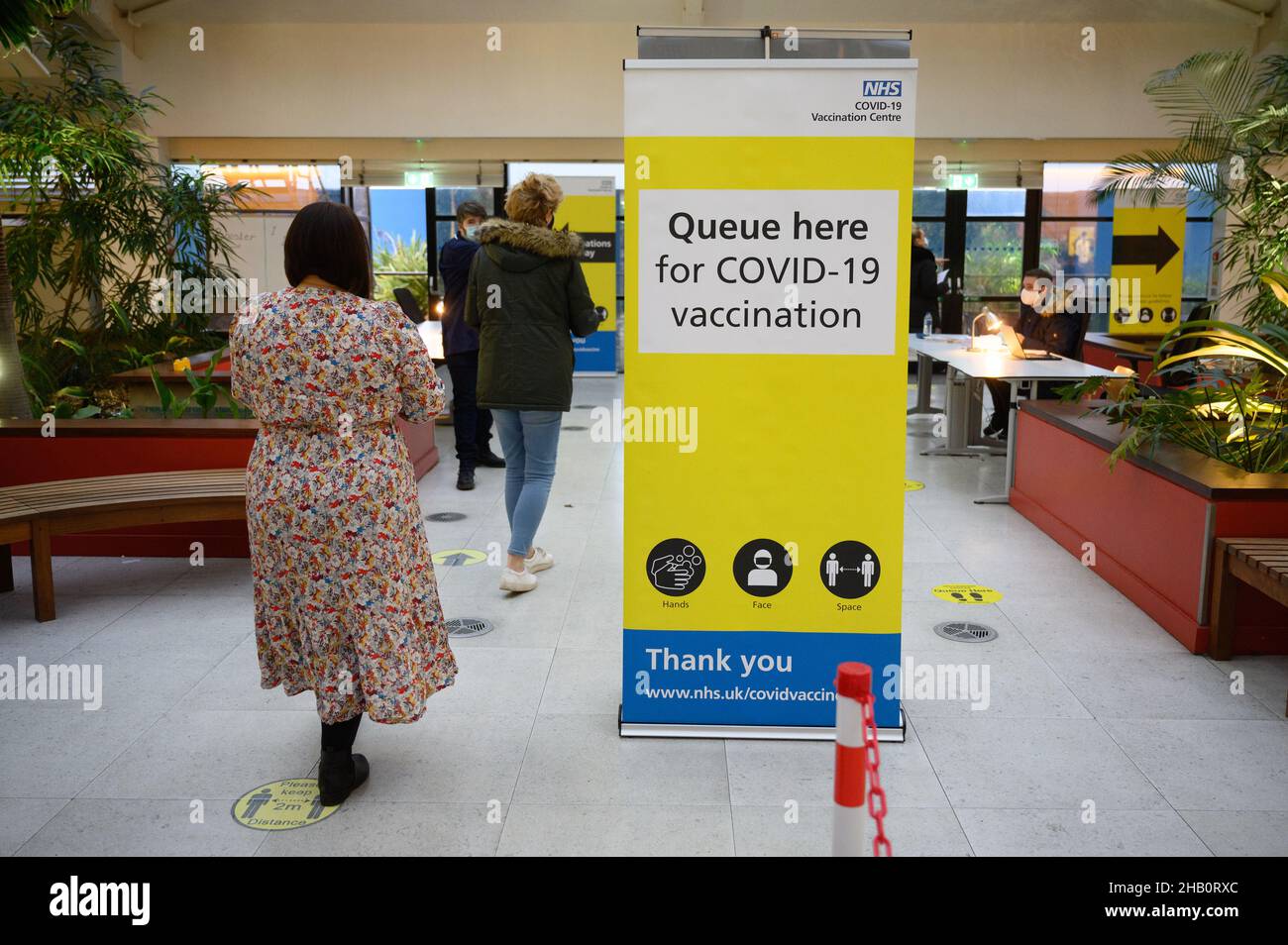 La gente si accaparrano per ricevere i colpi di richiamo in un centro di vaccinazione a Ramsgate, Kent. Data immagine: Giovedì 16 dicembre 2021. Foto Stock