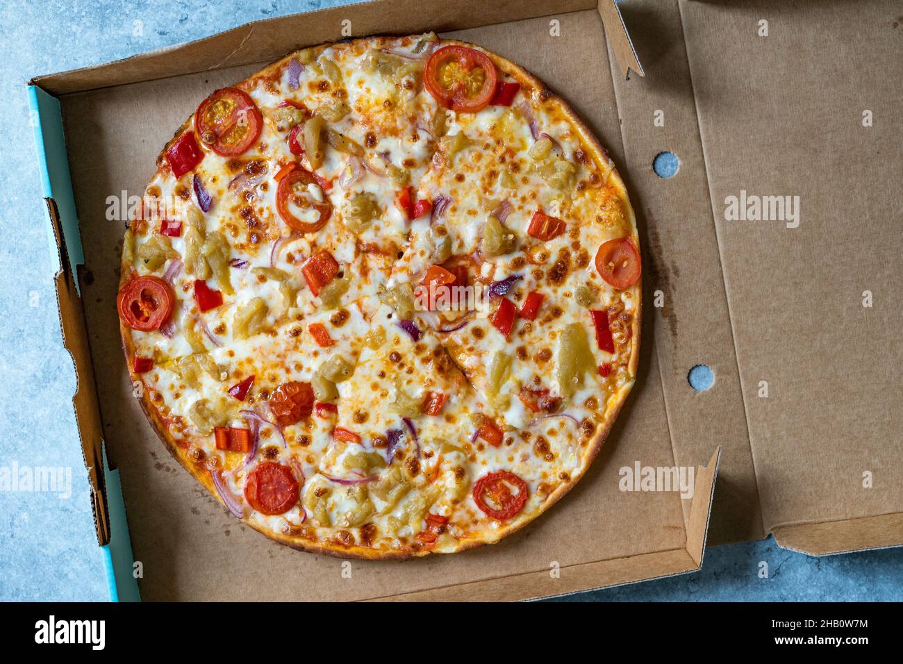Take away Aubergine Pizza con Eggplant arrosto in scatola. Pronto a mangiare. Cibo vegetariano. Foto Stock
