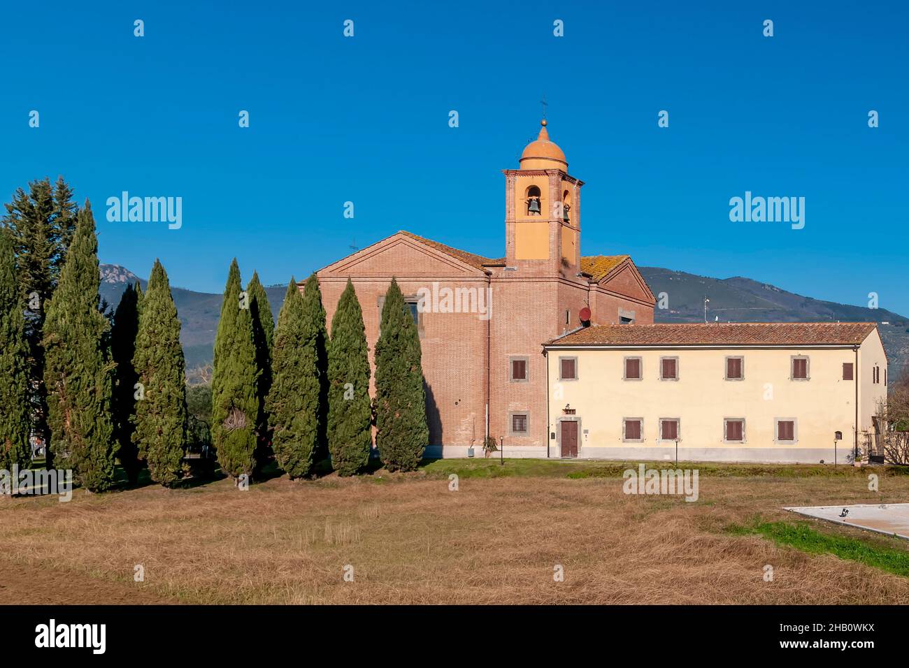 Chiesa parrocchiale della Madonna dell'acqua a Cascina, Pisa, Italia, in una giornata di sole Foto Stock