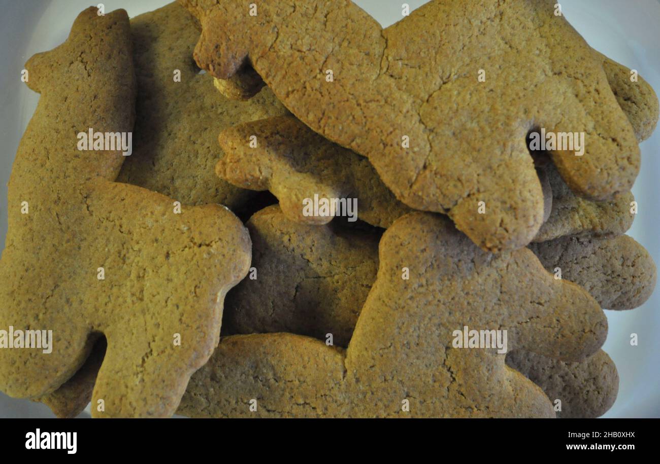 Biscotti fatti in casa a forma di lama di pan di zenzero su una teglia da forno pronta per essere decorata Foto Stock