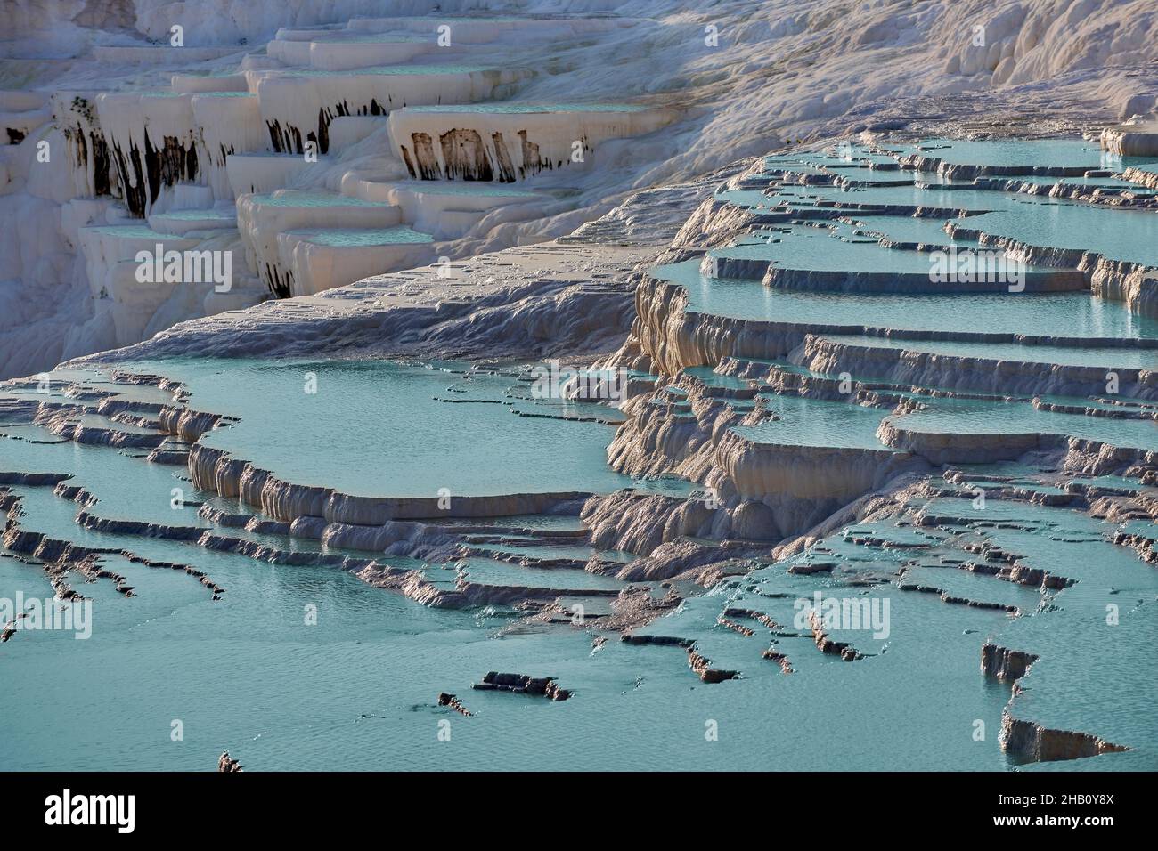 Pamukkale, (castello di cotone) sorgenti termali naturali in travertino piscine termali e terrazze, Denizli, Turchia. Pammukale, originariamente la città greca di Foto Stock