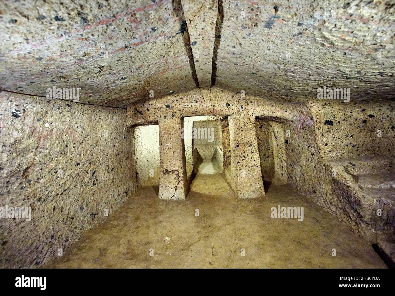 Interno della tomba etrusca di Mengaerlli, 6th sec. a.C., necropoli della Banditaccia, Cerveteri, Italia. Un sito patrimonio dell'umanità dell'UNESCO Foto Stock