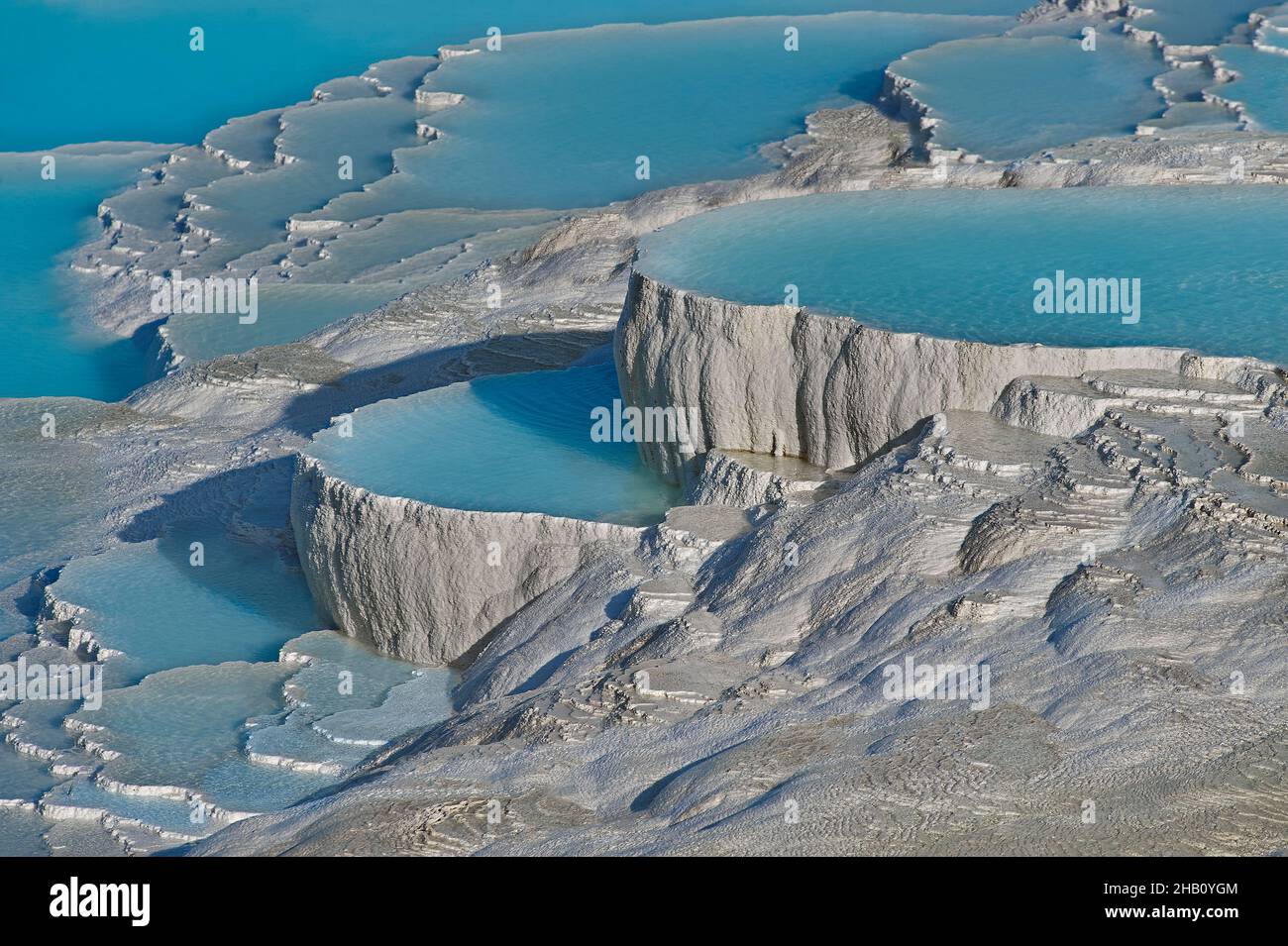 Pamukkale, (castello di cotone) sorgenti termali naturali in travertino piscine termali e terrazze, Denizli, Turchia. Pammukale, originariamente la città greca di Foto Stock