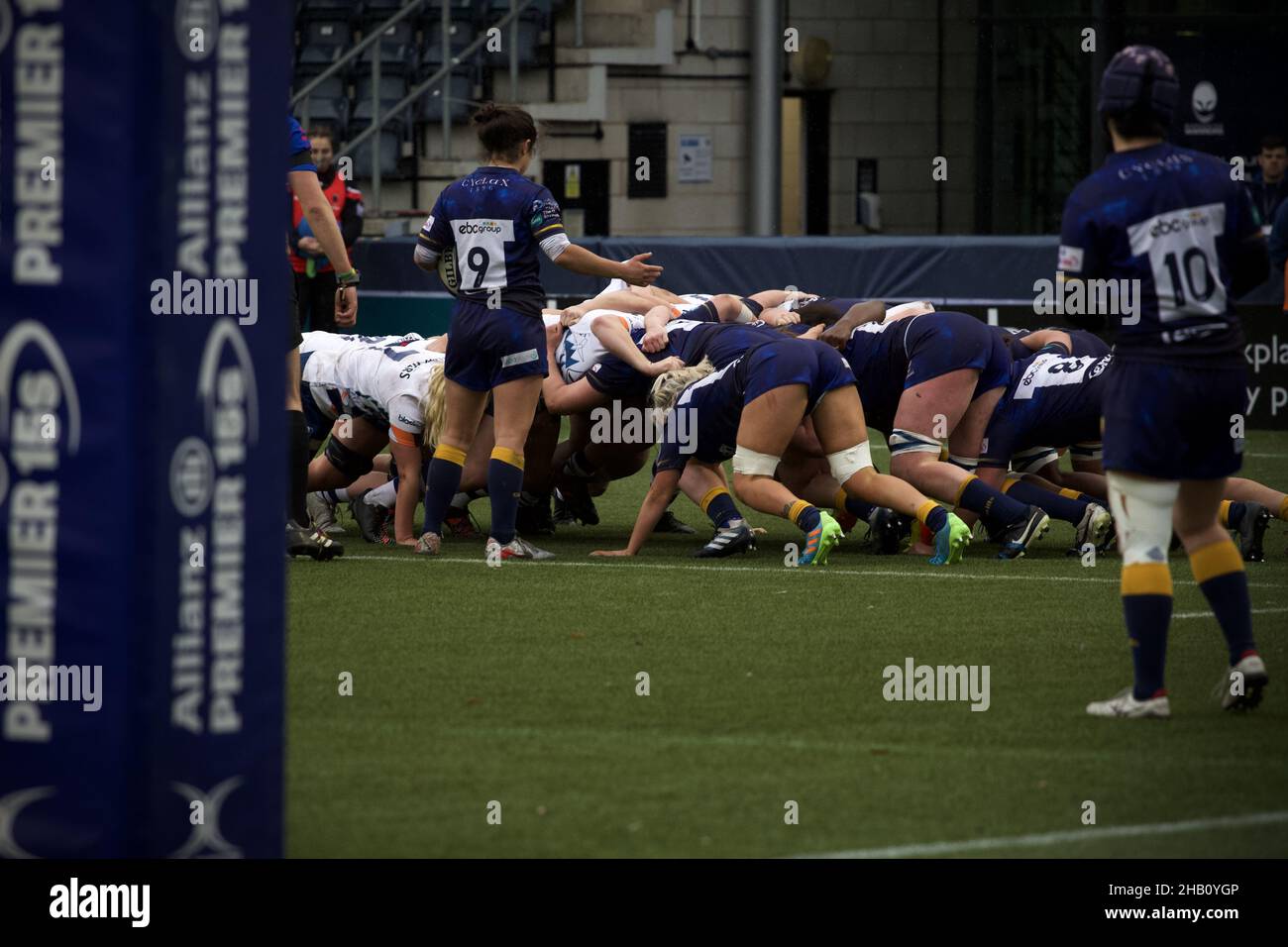 Worcester, Worcestershire, Regno Unito. 11th Dic 2021. Sixways Stadium - 11th dicembre 2 Caity Mattinson si prepara a dare da mangiare alla palla nella mischia che duca i Worcester Warriors vs Bristol Bears all'interno del Premier 15 al Sixways Stadium. Isla Blain/SPP Credit: SPP Sport Press Photo. /Alamy Live News Foto Stock