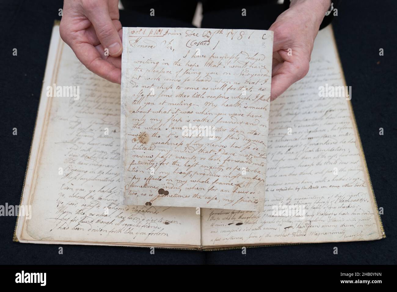 Una lettera scritta da Robert Burns a suo padre, William, che fa parte della collezione della Biblioteca di Honoresfield, in esposizione a Sotheby's a Londra, dopo che la raccolta di manoscritti e libri stampati è stata salvata per la nazione dopo raccolta di fondi di oltre £15 milioni da parte di Friends of the National Libraries (FNL). Data immagine: Giovedì 16 dicembre 2021. Foto Stock