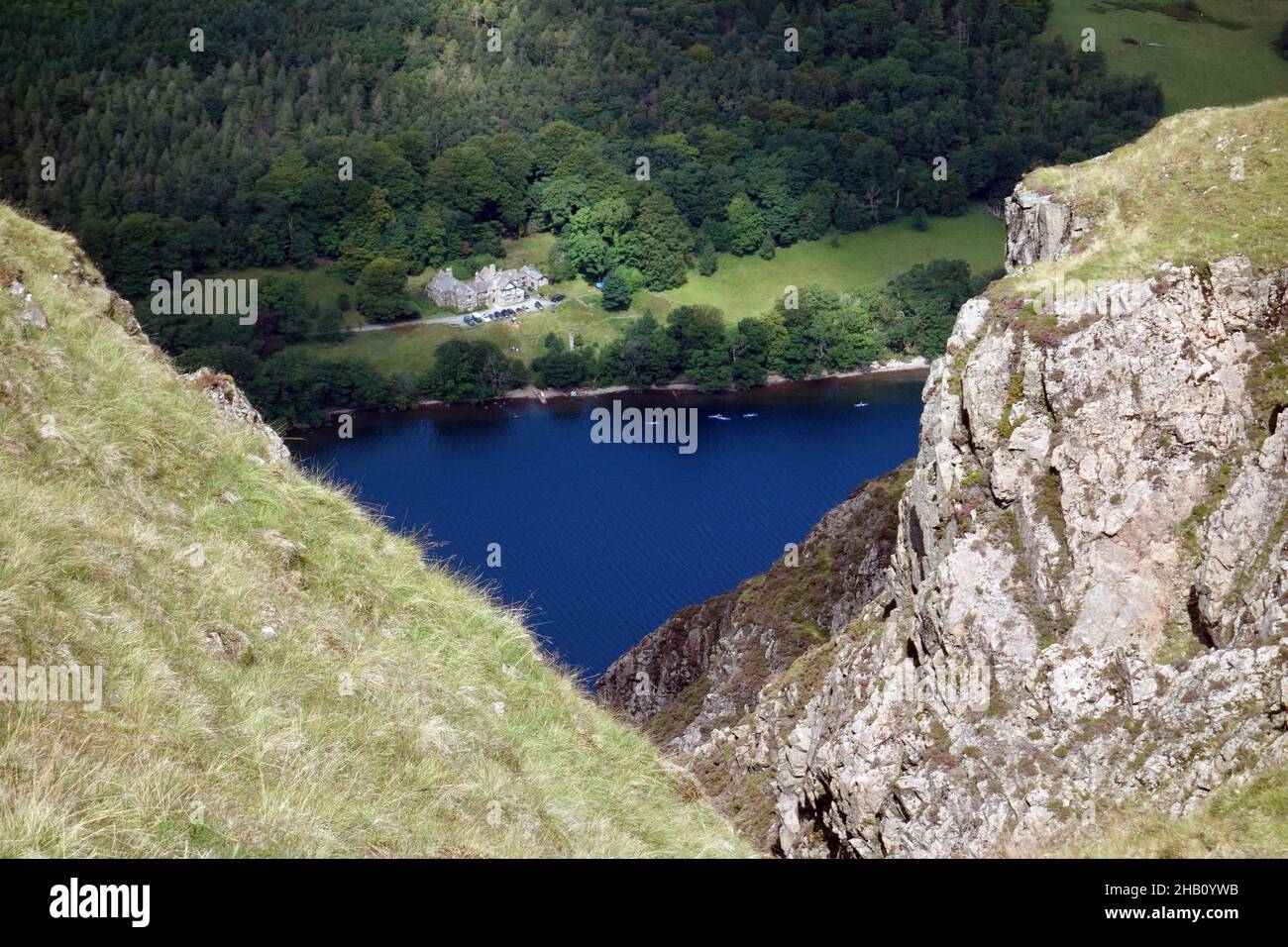 Wast Water Lake & Youth Hostel da The Crags vicino alla cima del Wainwright 'Whin Rigg', Lake District National Park, Cumbria, Inghilterra, Regno Unito Foto Stock