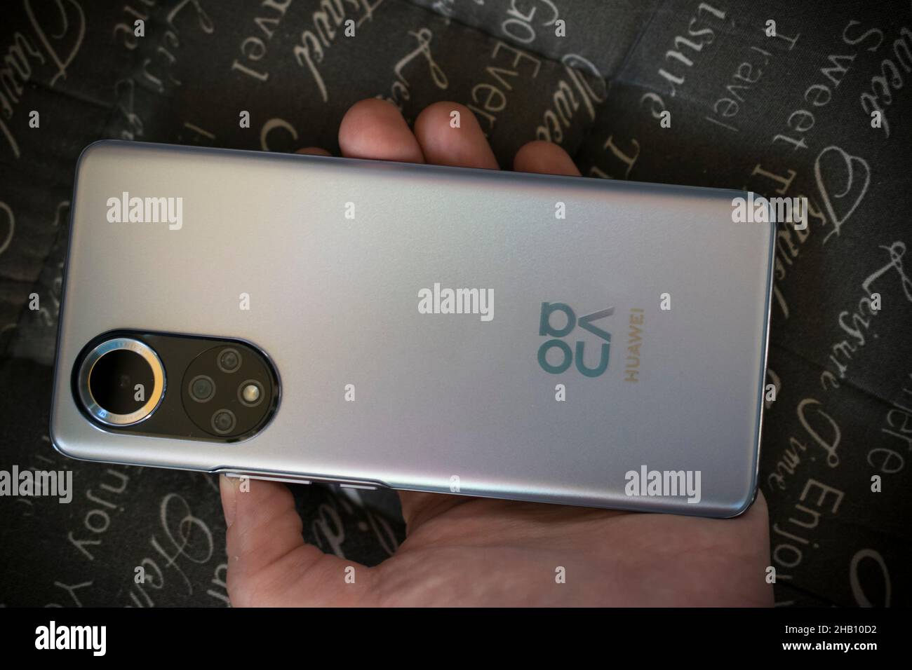 Il telefono cellulare Huawei Nova 9 in una mano femminile Foto Stock