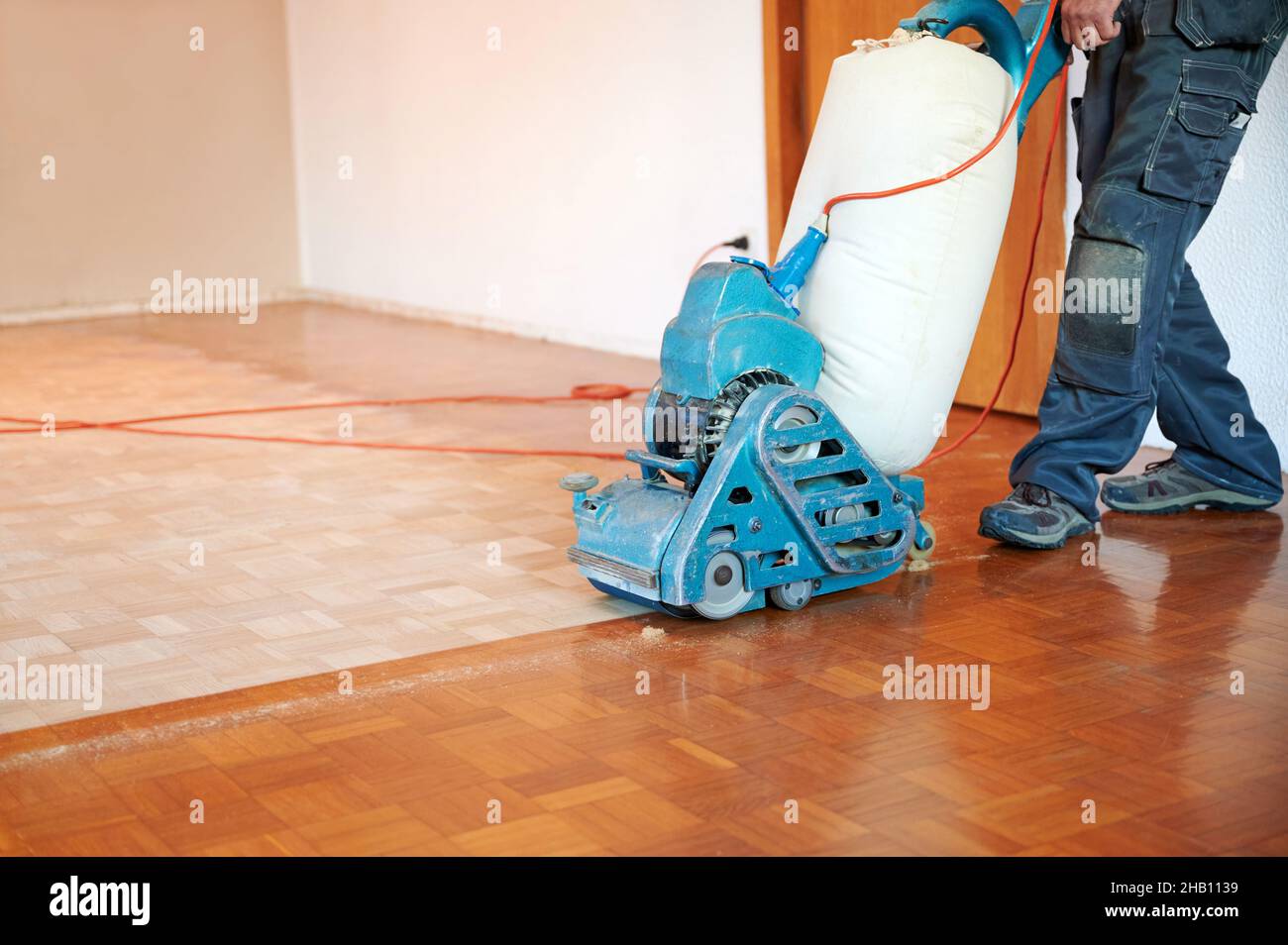 Janitor professionale per la pulizia di pavimenti in parquet con lucidatrice  interna, primo piano Foto stock - Alamy