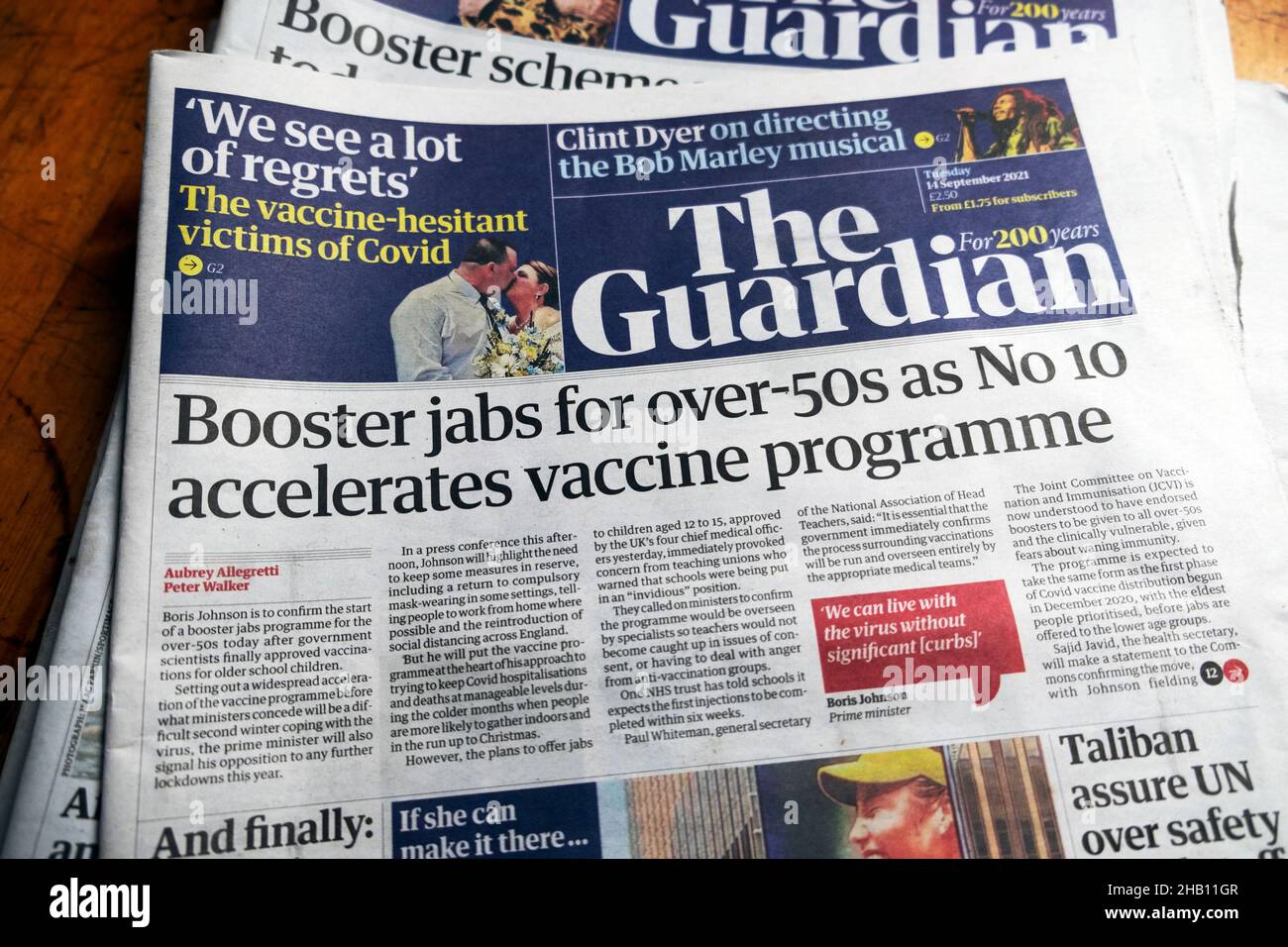 La prima pagina di Guardian covid 19 giornale titolo 'Booster jabs for over-50s AS No 10 accelera il programma di vaccino' 14 settembre 2021 Londra UK Foto Stock