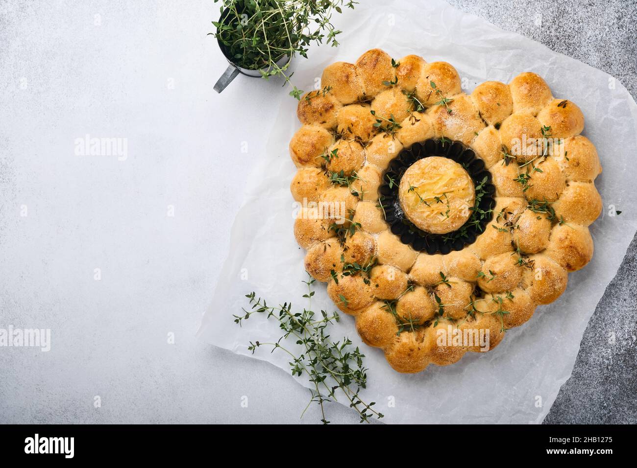 Camembert arrosto e pane fatto in casa a forma di cuore e timo su sfondo rustico. Formaggio francese. Concetto di amore romantico per San Valentino. T Foto Stock