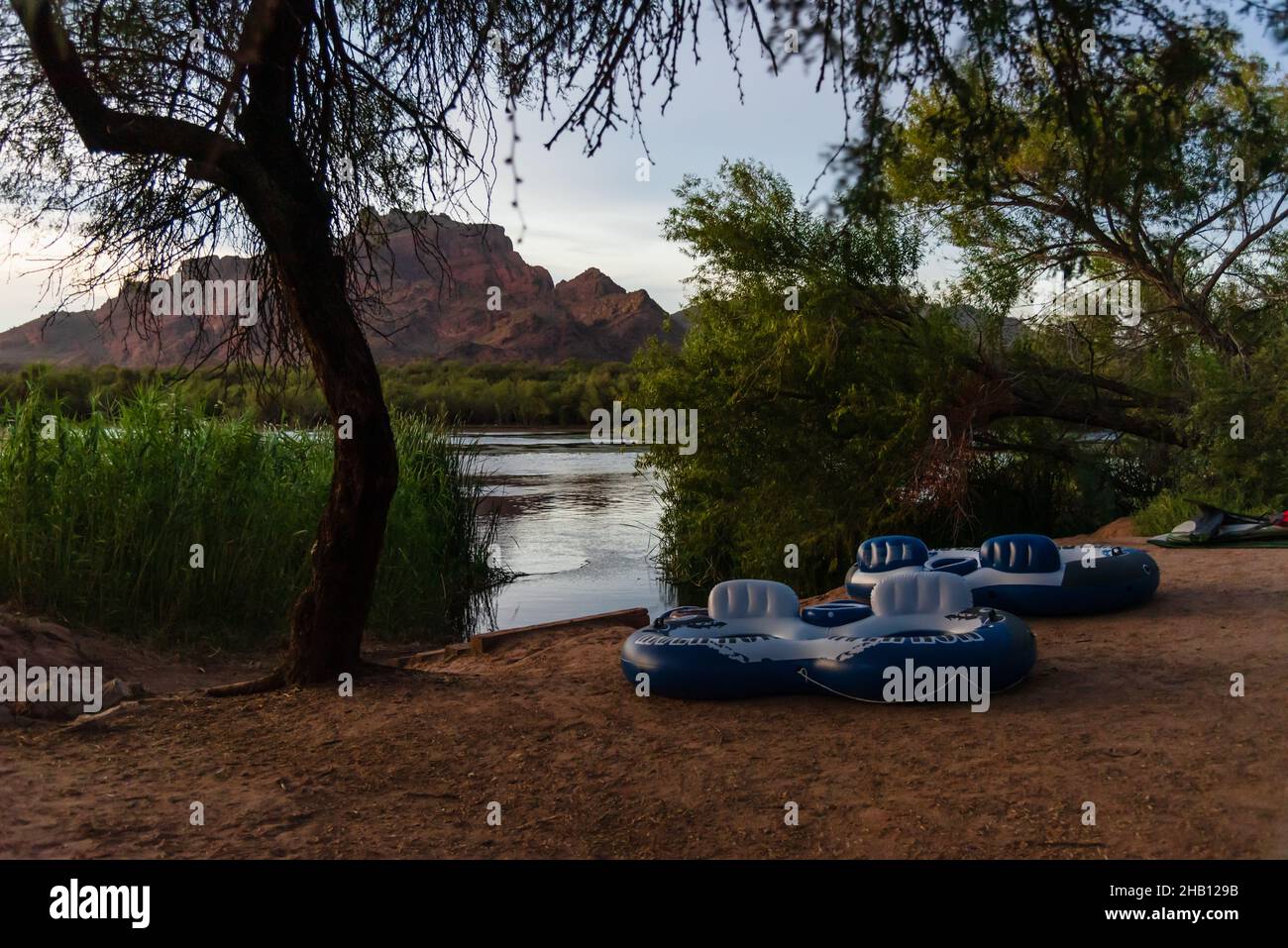 Two River Run Sport Lounge galleggianti acquatici gonfiabili sul terreno presso il sito ricreativo Granite Reef nel Lower Salt River vicino a Mesa, Arizona. Foto Stock