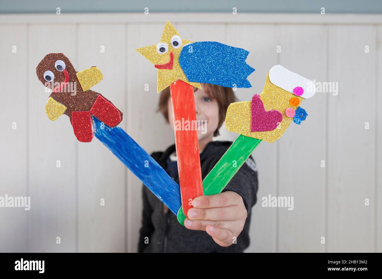 Bambino ragazzo che mostra i suoi contrassegni di pagina di Natale. Vacanza di Natale attività per bambini concetto Foto Stock