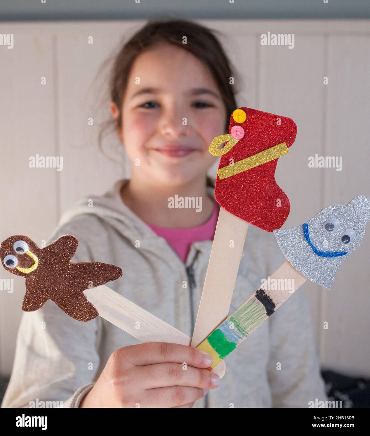 Bambina che mostra i suoi marcatori di pagina di Natale. Vacanza di Natale attività per bambini concetto Foto Stock