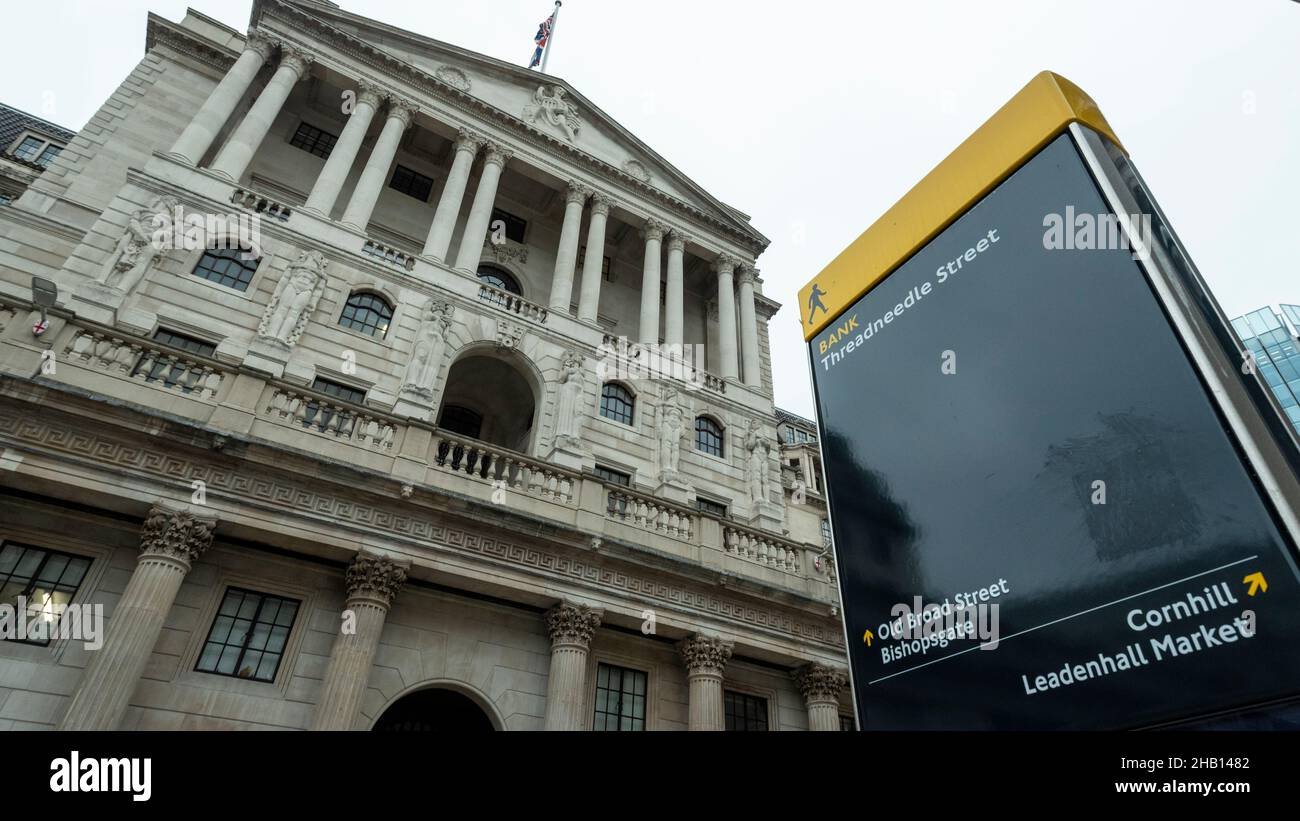 Londra, Regno Unito. 16 dicembre 2021. Esterno della Banca d'Inghilterra che ha annunciato che ha aumentato il tasso d'interesse dal 0,1% al 0,25% in risposta all'aumento dell'inflazione al 5,1% e hanno già previsto che il tasso d'inflazione salirà al 6% l'anno prossimo. Credit: Stephen Chung / Alamy Live News Foto Stock