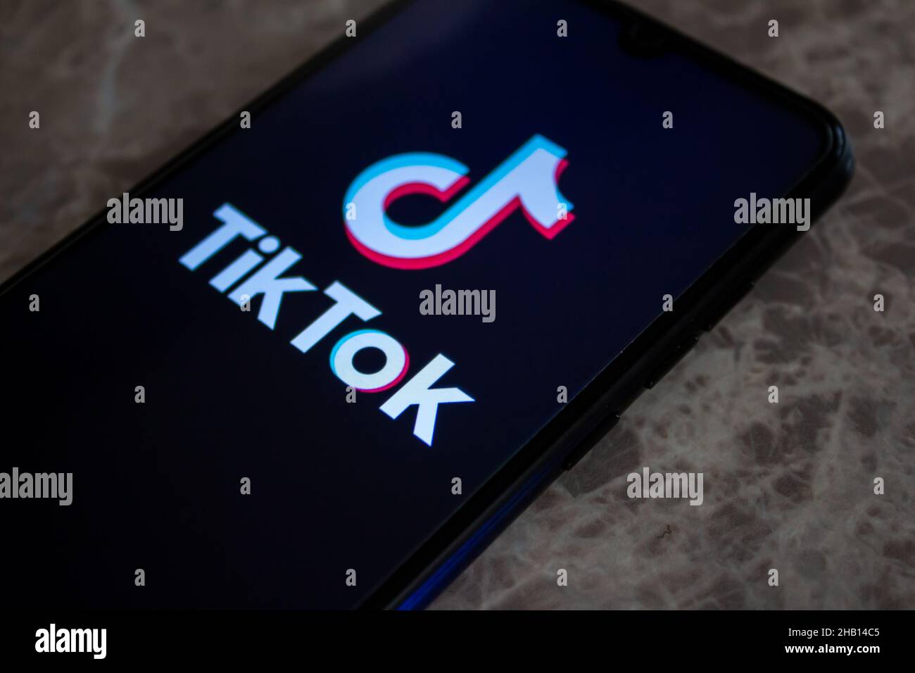 Afyonkarahisar, Turchia - 13 dicembre 2021: Il logo dell'app TikTok sullo schermo dello smartphone, l'icona TikTok dell'applicazione di social media. Foto Stock