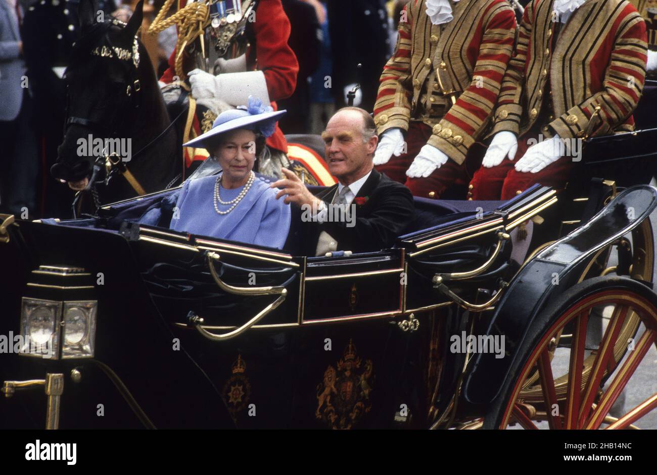 Matrimonio reale del Principe Andrew e Sarah Ferguson 23 luglio 1986. La regina Elisabetta e il maggiore Ronald Ferguson abbandonano l'abbazia di Wesrminster Foto Stock