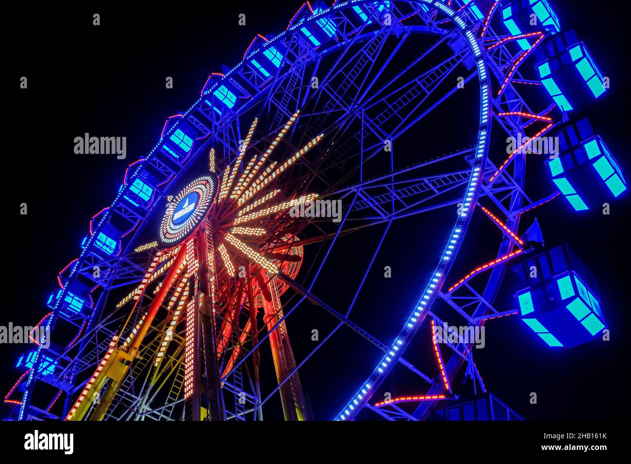 Berlino, Germania. Ruota enorme che illumina le parti della città durante un mercato di Natale / Weinachtsmarket ad Alexanderplats indie il distretto di Berlino-Mitte. Foto Stock