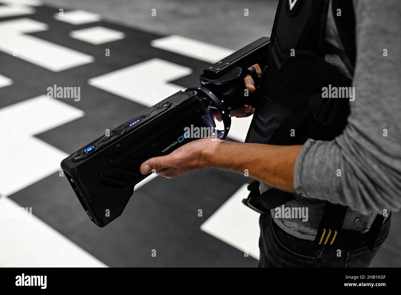 Attività nel business Park “OL Vallee Arena” a Decines (Francia centro-orientale): Vortex Experience VR, missione 'Zombies', virtuale completamente immersiva Foto Stock