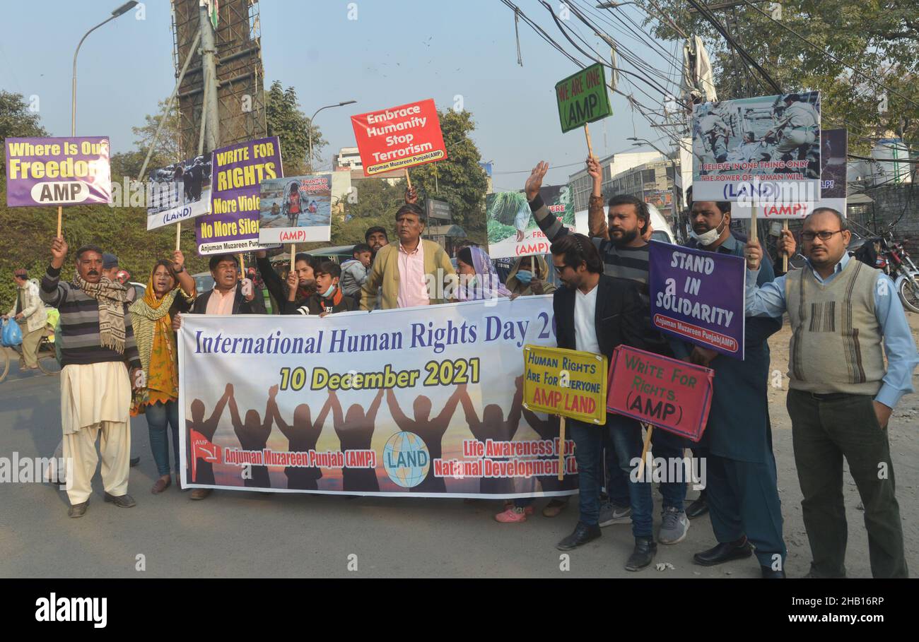 Lahore, Punjab, Pakistan. 9th Dic 2021. Gli attivisti pakistani di Anjuman Muzareen Punjab (AMP), un'organizzazione contadina e Life Awareness for National Development (LAND) tengono cartelloni e grida slogan durante un raduno tenuto per celebrare la Giornata internazionale dei diritti umani al di fuori del Press Club nella capitale provinciale Lahore il 09 dicembre 2021. La Giornata dei diritti umani si celebra ogni anno il 10 dicembre, il giorno in cui l'Assemblea Generale delle Nazioni Unite ha adottato, nel 1948, la Dichiarazione universale dei diritti umani (UDHR): Un documento fondamentale per proclamare i diritti inalienabili che tutti hanno il diritto intrinsecamente Foto Stock