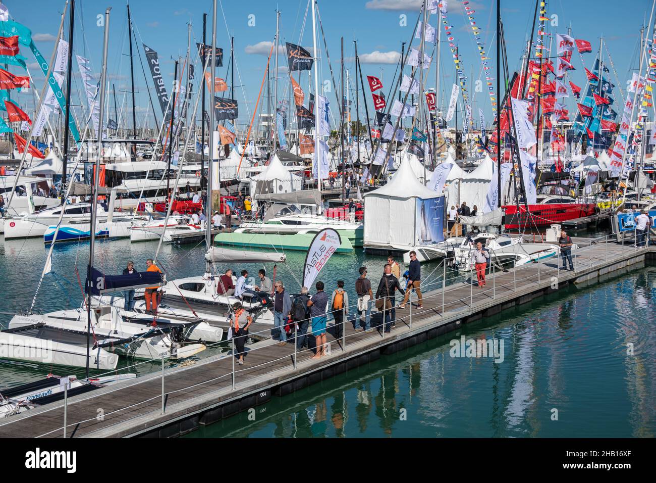 La Rochelle (Francia centro-orientale), 29 settembre 2021: Grand Pavois la Rochelle Boat Show 2021. Visitatori ed esibizionisti su pontoni con marinaio Foto Stock