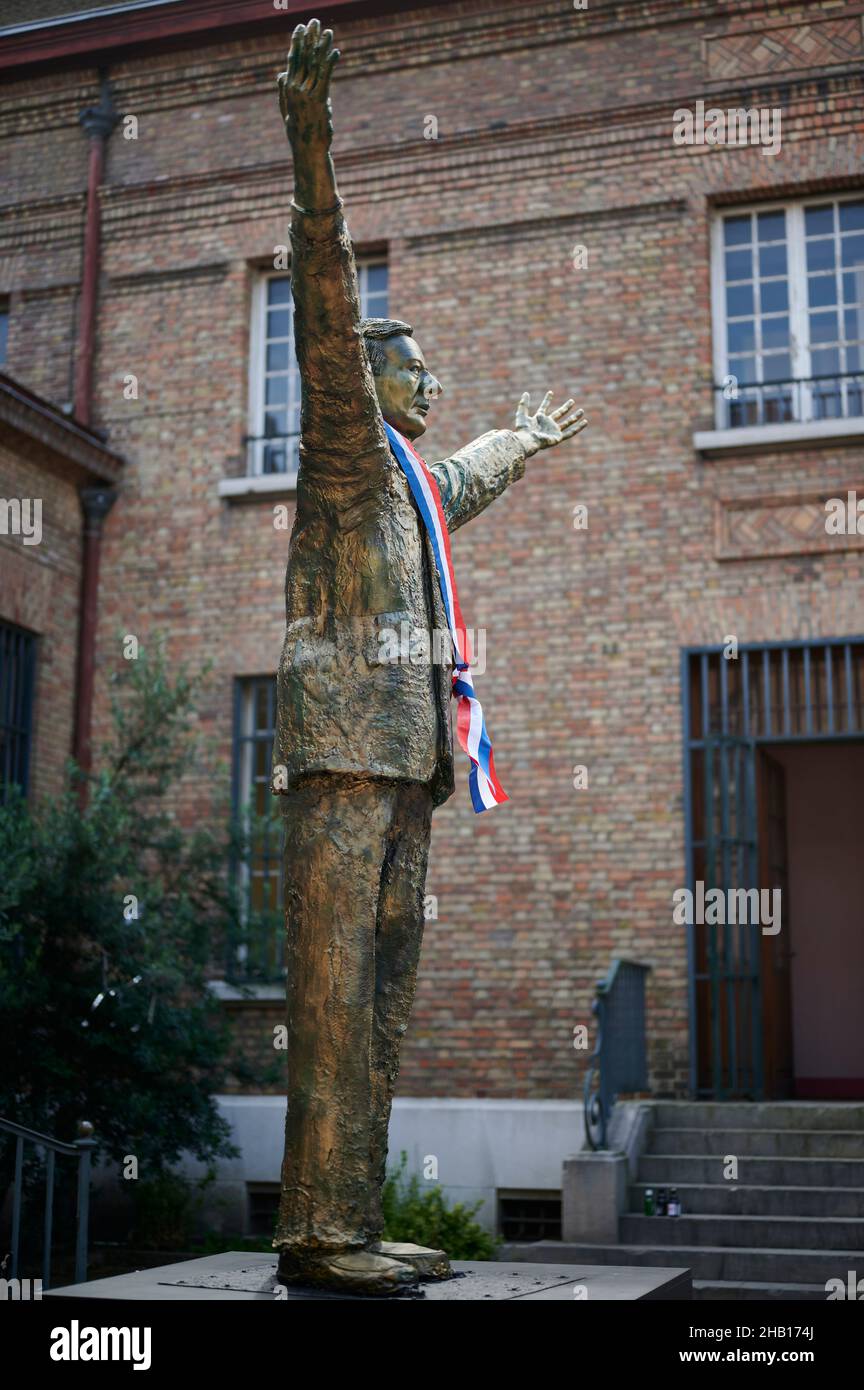 Lens (Francia settentrionale): Statua di Christophe Salengro, presidente del paese immaginario Grosland, sulla piazza di fronte alla ex banca “Banque d Foto Stock