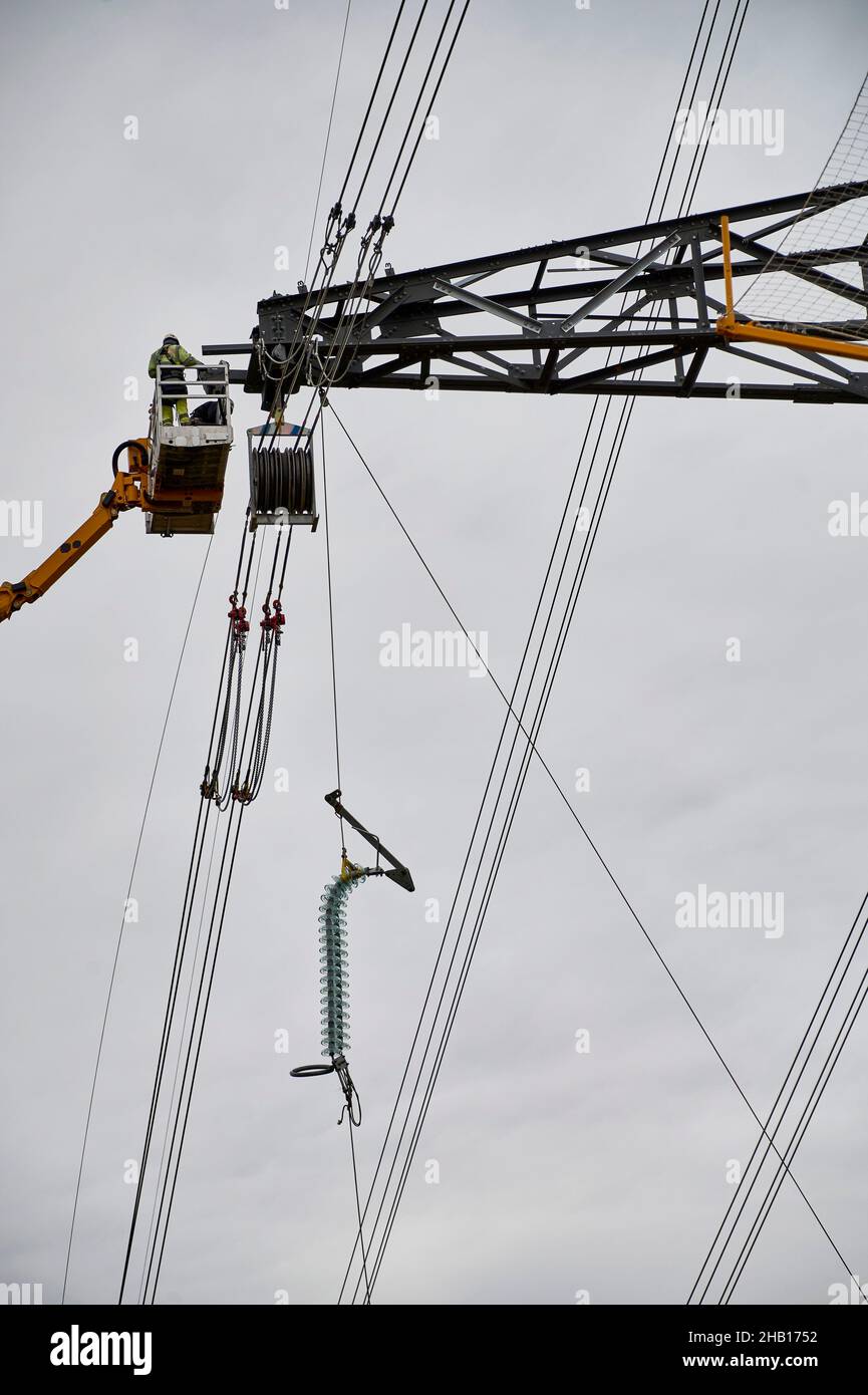 Henin-Beaumont (Francia settentrionale), il 30 settembre 2021: Lavori di costruzione, progetto per ricostruire un doppio collegamento elettrico a 400 kV su 30 km tra Lille An Foto Stock