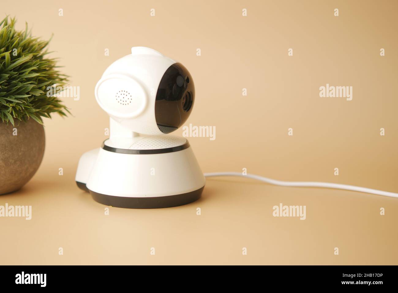 Telecamera di sicurezza CCTV su sfondo arancione chiaro Foto Stock