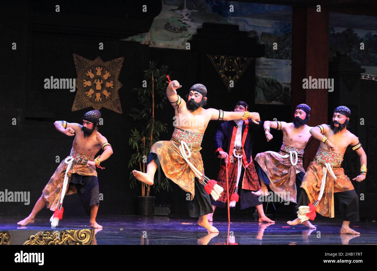 Photo Editorial, Taman Mini Indonesia Indah, East Java Pavilion o Anjungan, 28 novembre 2021, Ponorogo Dance and Theatre Suryo Sumirat Bumi Ponorogo, Foto Stock