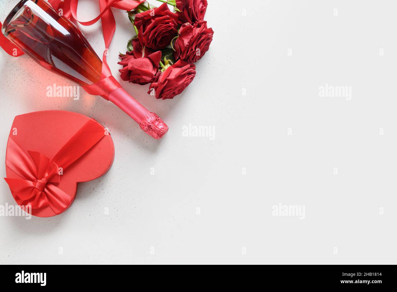 Banner di San Valentino con caffè, champagne, regalo rosso e bouquet di rose rosse su sfondo bianco. Invito a datare. Biglietto d'auguri con copia sp Foto Stock