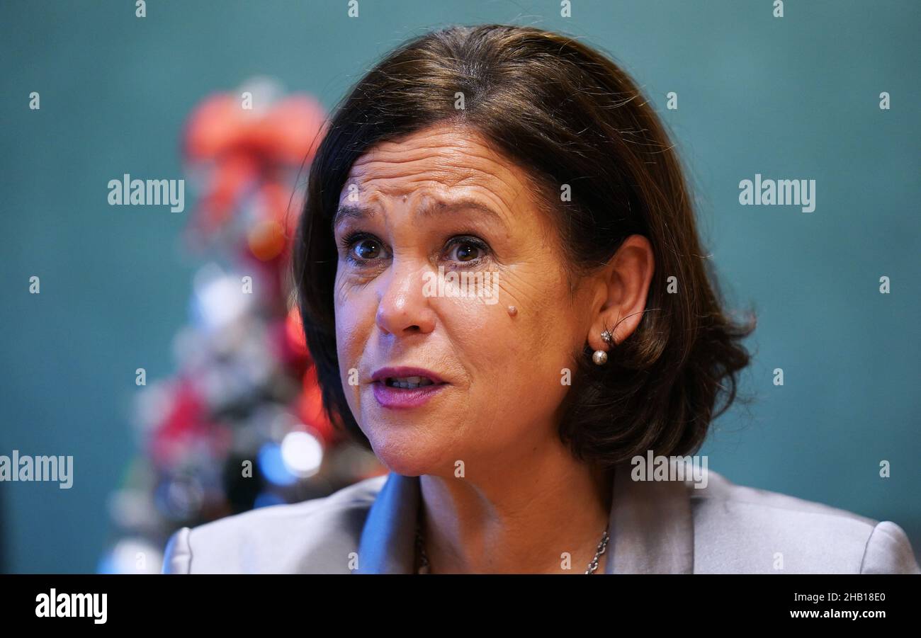 Sinn Fein leader Mary Lou McDonald durante un'intervista nel suo ufficio presso la Leinster House di Dublino. McDonald ha detto che non chiamerà Gerry Adams a scusarsi per il suo controverso video comico, dicendo che è stato fatto 'per una buona causa e con un buon cuore.' Data immagine: Giovedì 16 dicembre 2021. Foto Stock