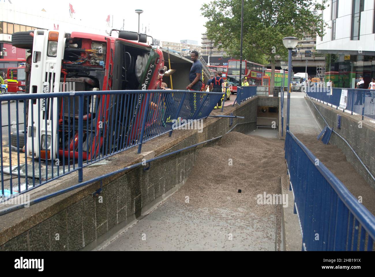 Servizi di emergenza sulla scena a un incidente stradale nel centro di Londra che coinvolgono un camion rovesciato Foto Stock