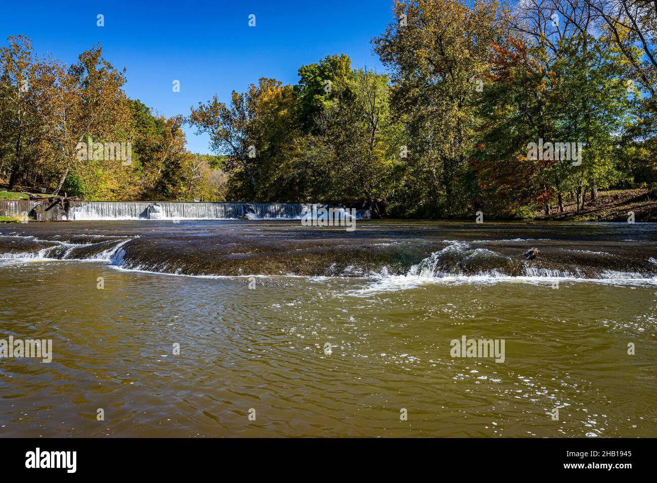 La cascata sul Big Raccoon Creek vicino al laminatoio Mansfield durante il cambiamento di colore delle foglie d'autunno nella contea di Parke, Indiana. Foto Stock