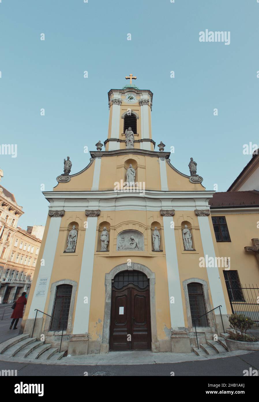 Verticale a basso angolo della Cappella di San Rocco. Chiesa cattolica a Budapest, Ungheria. Foto Stock