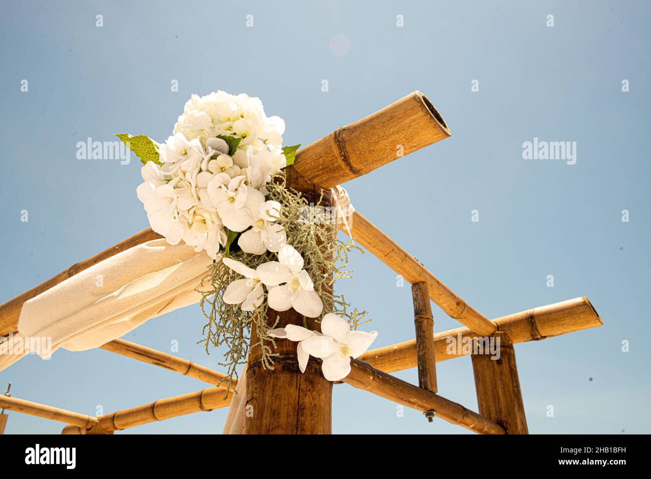 Arco di nozze in legno decorato con Hydrangeas Foto Stock