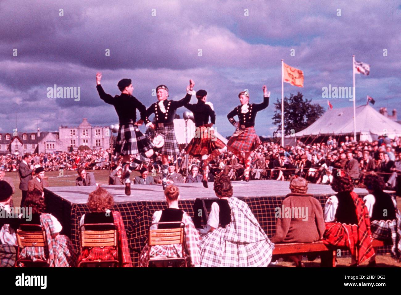 Uomini che ballano alle partite delle Highland scozzesi, Aboyne, Scozia, UK, anni sessanta Foto Stock