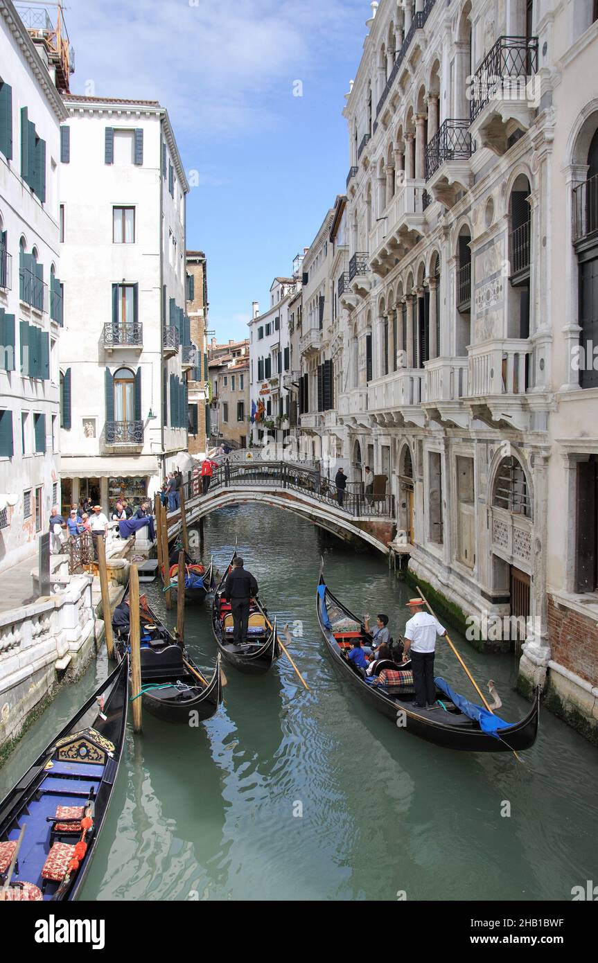 Gondole sul canale di backstreet, Venezia (Venezia), Regione Veneto, Italia Foto Stock
