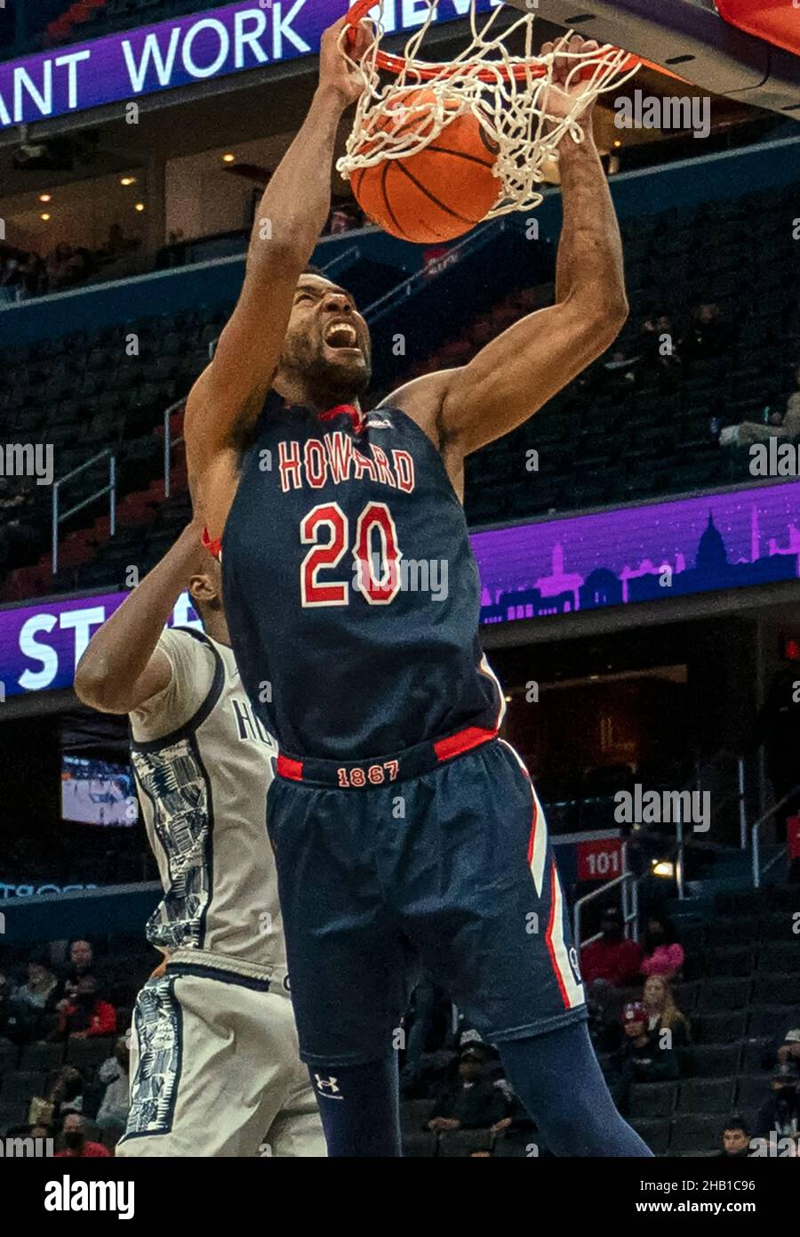 WASHINGTON, DC - DICEMBRE 15: La guardia di Howard Bison Randall Brumant (20) lo schiama dentro durante una partita di pallacanestro dell'università fra il Georgetown Hoyas e t Foto Stock