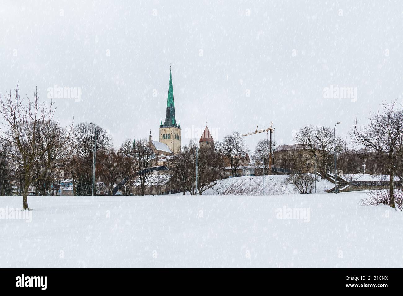 Vista panoramica del parco sullo sfondo delle mura e delle torri della Città Vecchia di Tallinn in una giornata invernale nevosa, in Estonia Foto Stock