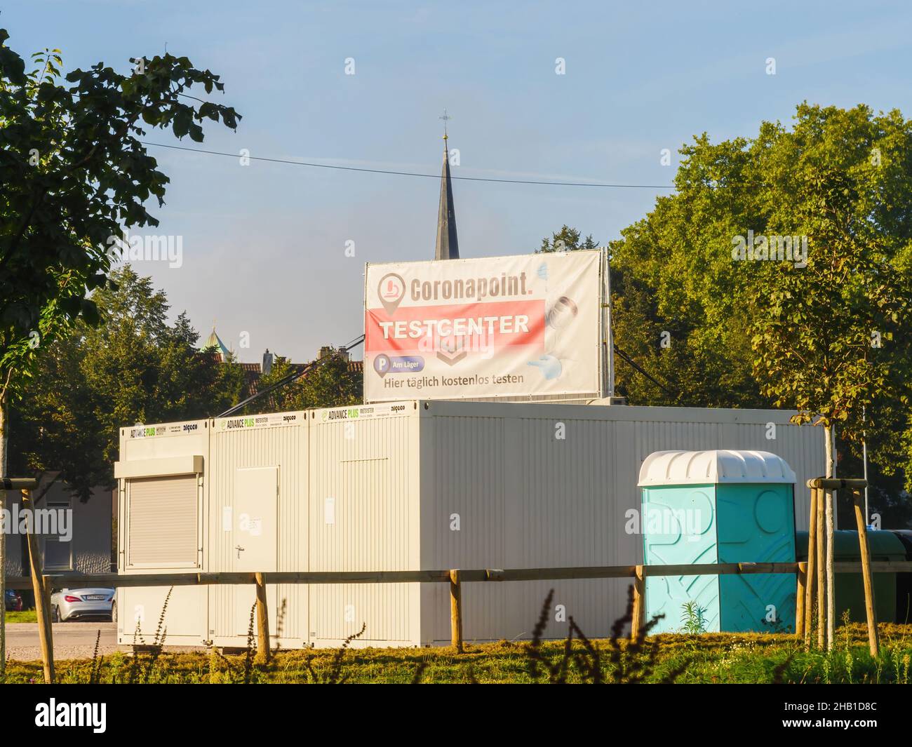 Coronapoint Testcenter nella città tedesca di Kehl con guglia curch sullo sfondo Foto Stock