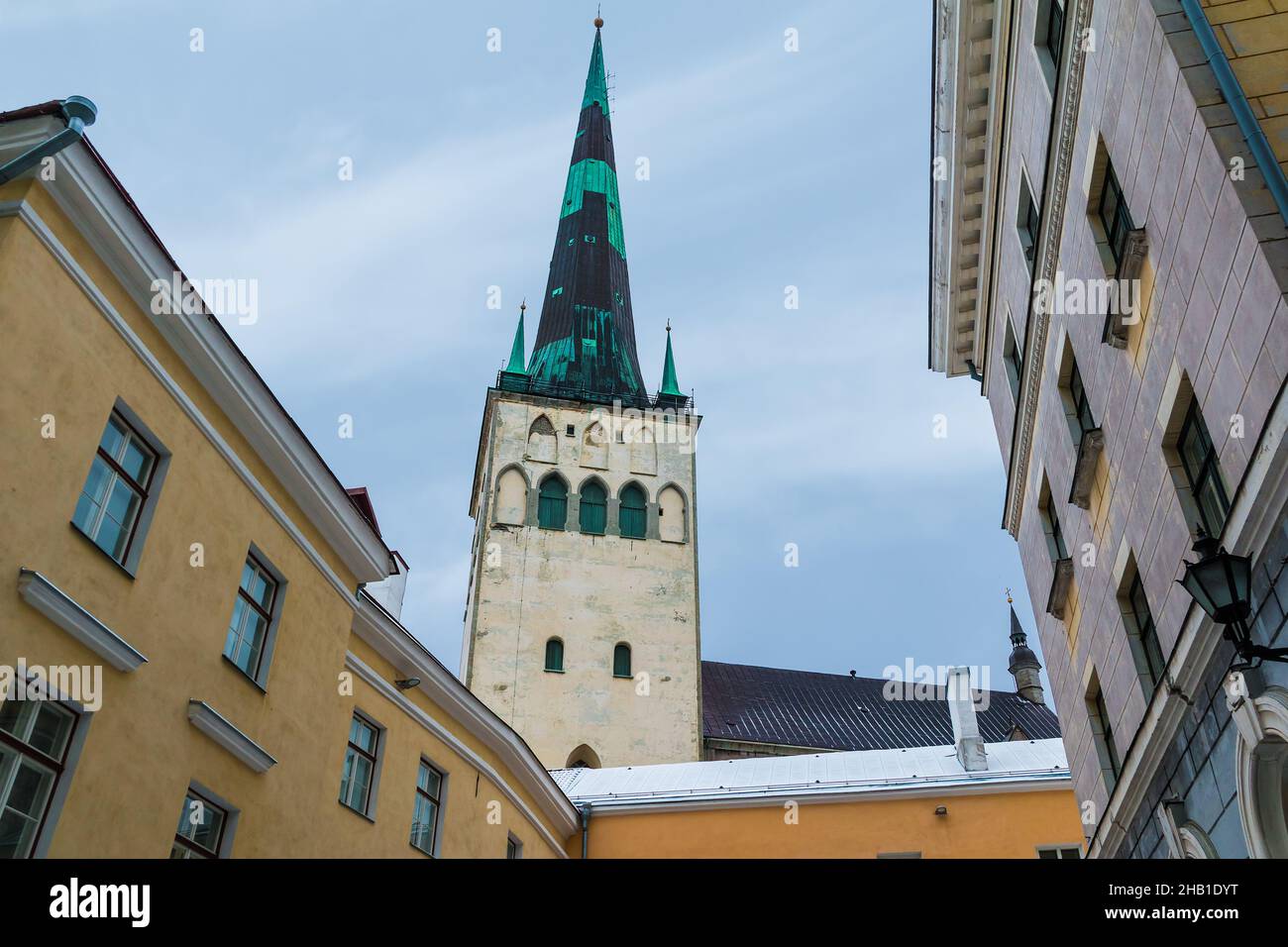 Vista ad angolo basso degli edifici di appartamenti e della torre della Chiesa di Sant'OLAF nella giornata invernale sovrastante, la Città Vecchia di Tallinn, Estonia Foto Stock