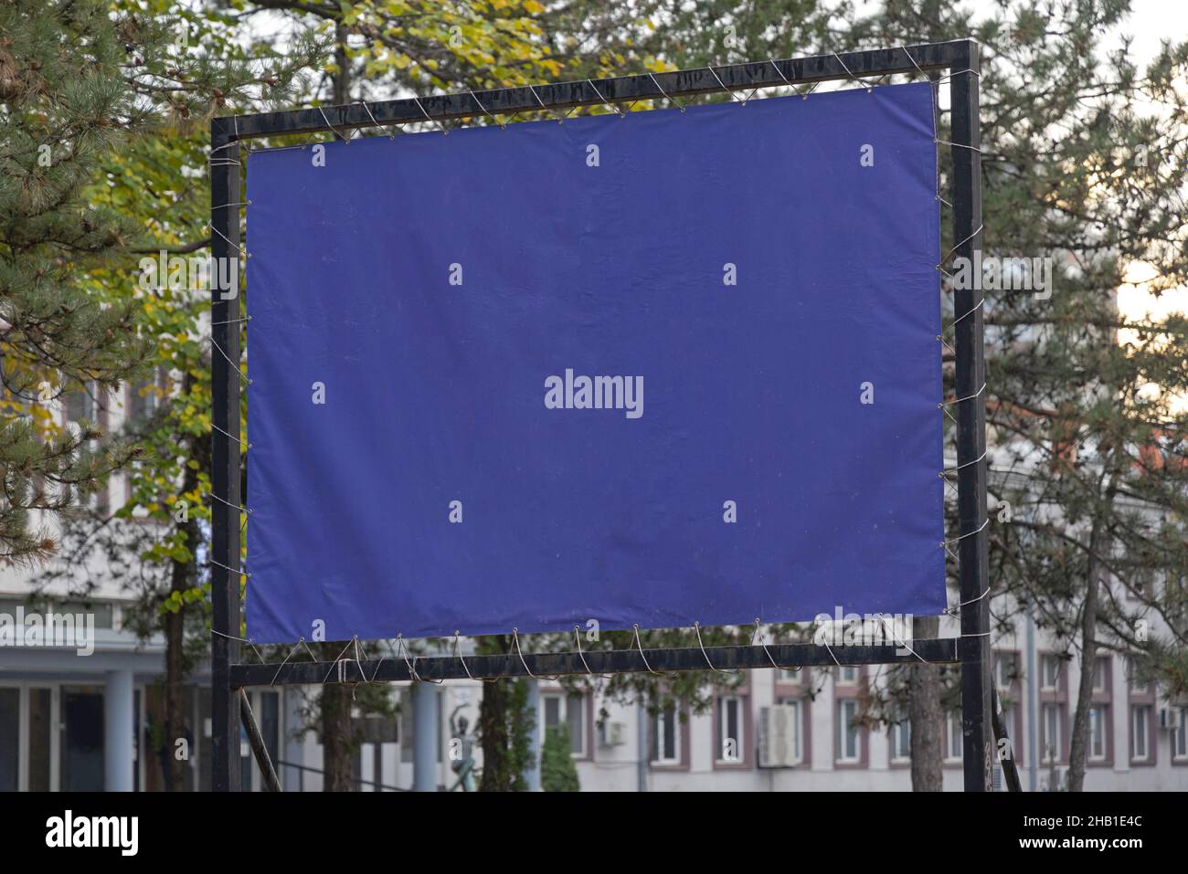 Banner in vinile vuoto con spazio per la copia della cornice per Affissioni a corda Foto Stock