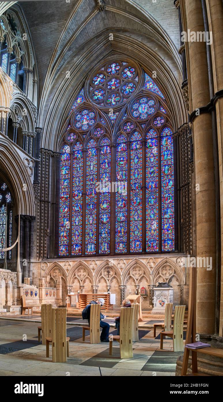La cappella di East End sotto la vetrata della cattedrale cristiana di Lincoln, Inghilterra. Foto Stock