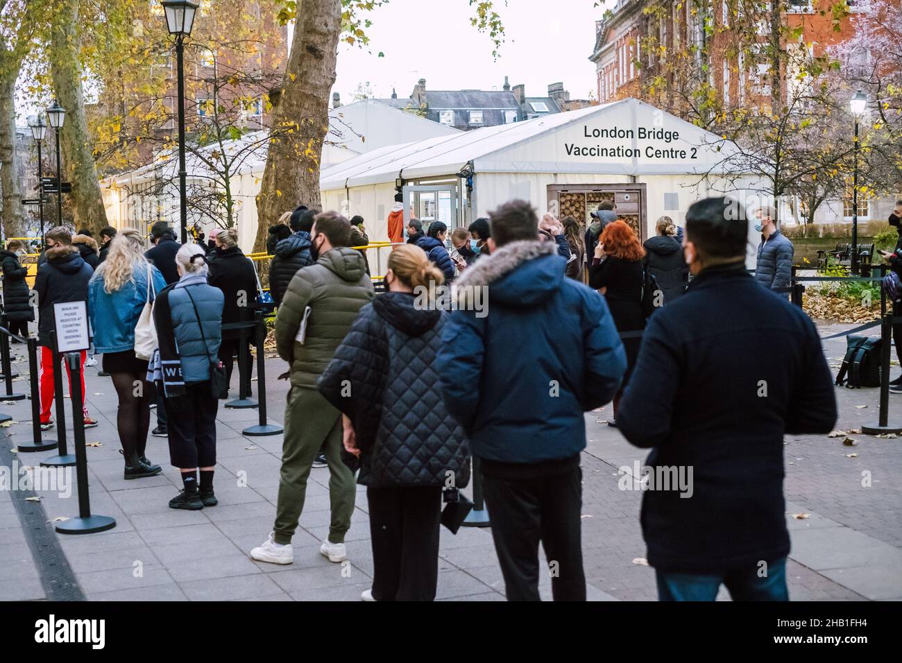 Londra, Regno Unito. 16th dicembre 2021. Una lunga coda di persone al London Bridge Vaccination Center 2, Guy's Hospital. Dal momento dell'annuncio del primo Ministro del 12th dicembre, si sono registrati numeri record di persone che si sono svolte a piedi nei centri per ottenere il vaccino Covid. Foto Stock