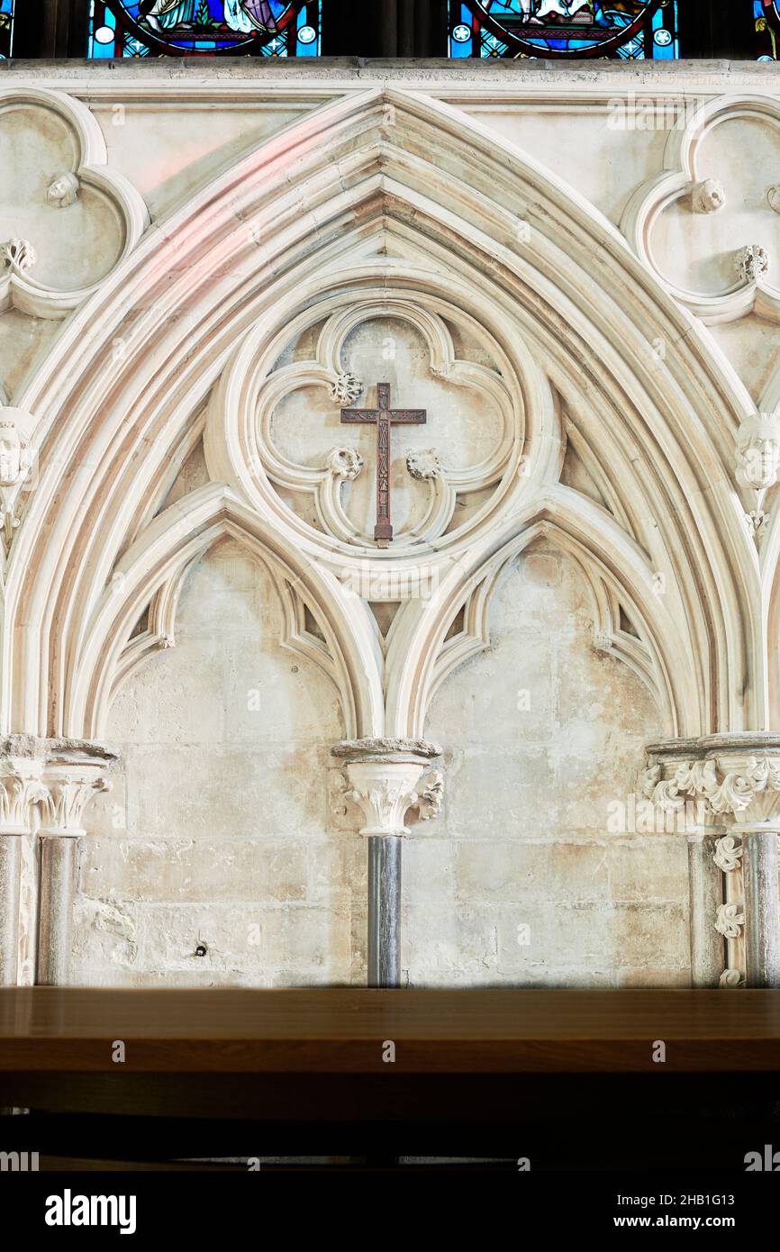 Pietra decorativa sul muro dietro l'altare all'estremità orientale della cattedrale di Lincoln, Inghilterra. Foto Stock
