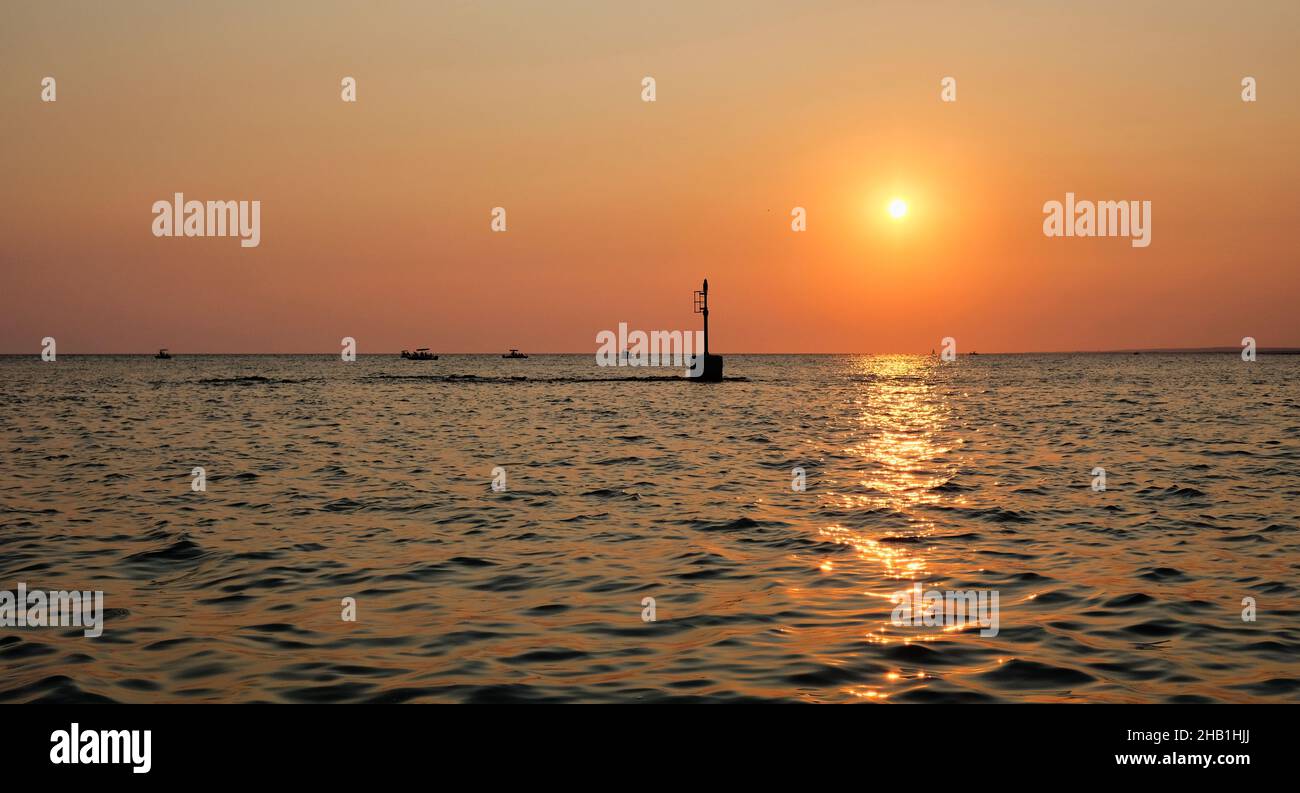 Costa del Salento: Vista al tramonto di Porto Cesareo in Puglia. Sullo sfondo l'isola dei conigli Foto Stock