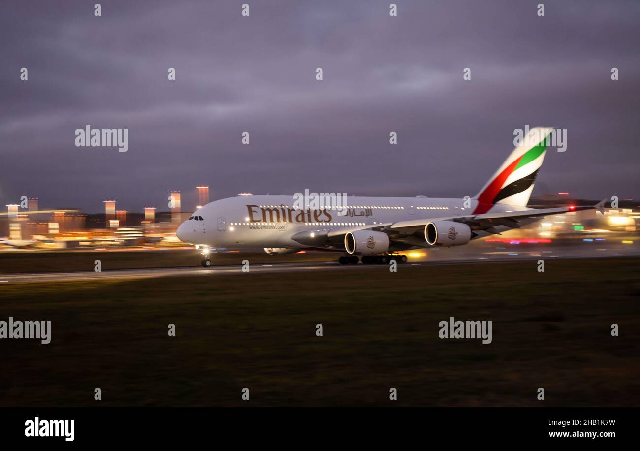 Amburgo, Germania. 16th Dic 2021. Un Airbus A380 della compagnia aerea araba Emirates decollo dalla pista della centrale Airbus di Finkenwerder. Sedici anni dopo il primo volo del più grande jet passeggeri del mondo, Airbus ha consegnato gli ultimi A380 alla compagnia aerea araba Emirates giovedì. Credit: Christian Charisius/dpa/Alamy Live News Foto Stock