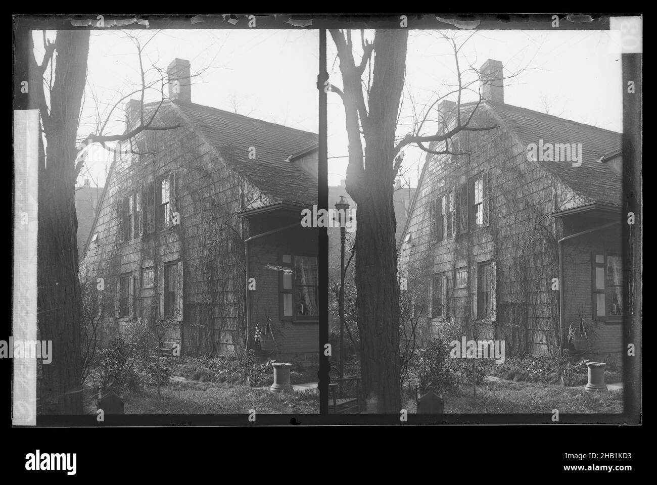 REM Lefferts House, East Gable, Fulton Street di fronte a Arlington Place vicino a Bedford, Brooklyn, Daniel Berry Austin, americano, nato nel 1863, Attivo 1899-1909, gelatina in vetro argento secco negativo, ca. 1899-1909 Foto Stock