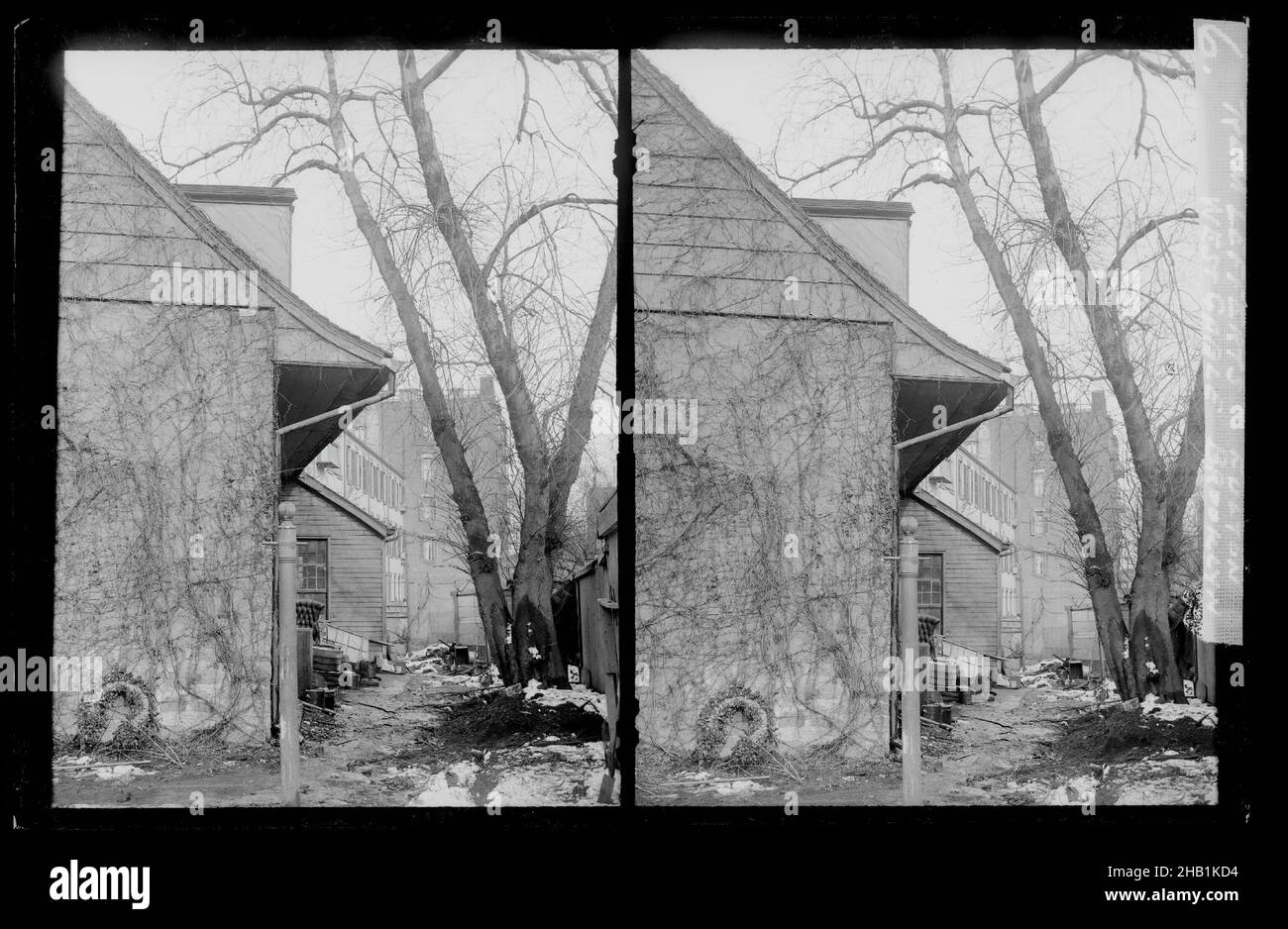 REM Lefferts House, West Gable, Rear, Fulton Street di fronte a Arlington Place vicino a Bedford, Brooklyn, Daniel Berry Austin, americano, nato nel 1863, Attivo 1899-1909, gelatina in vetro argento secco negativo, ca. 1899-1909 Foto Stock